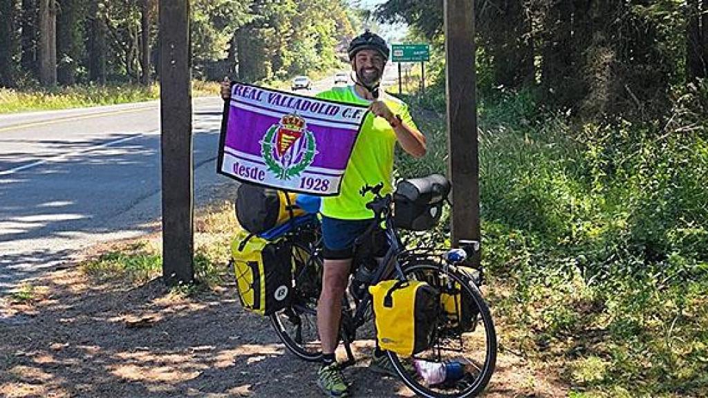 Gerardo en California con su bandera del Real Valladolid