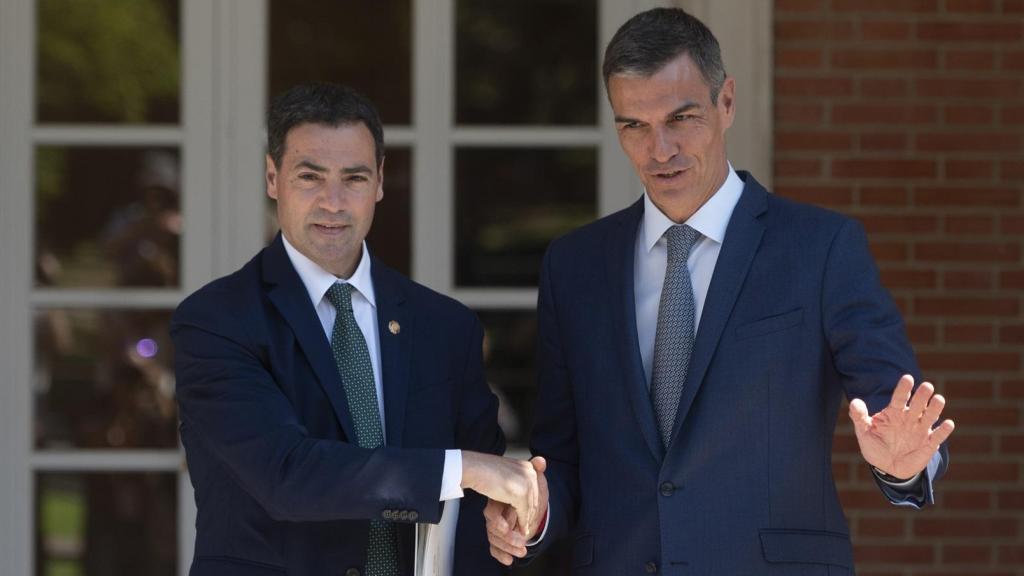El 'lehendakari', Imanol Pradales, y Pedro Sánchez, presidente del Gobierno, este martes en Moncloa.