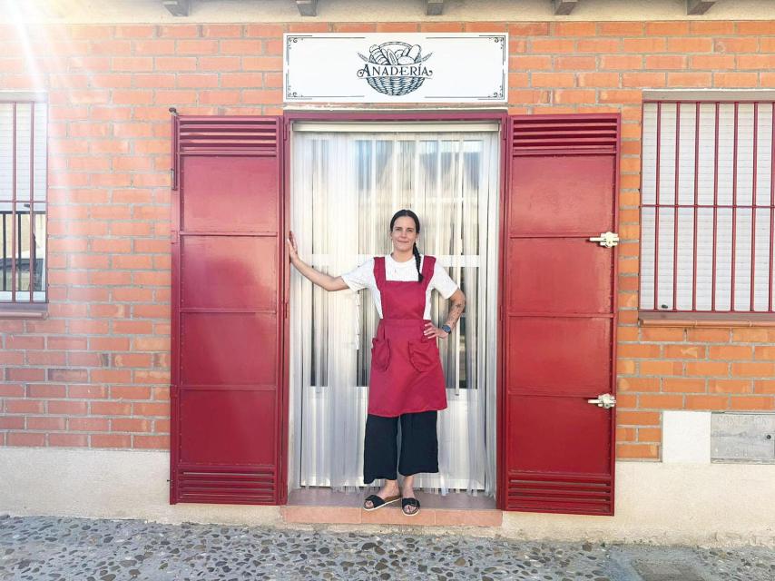 Ana a las puertas de su tienda