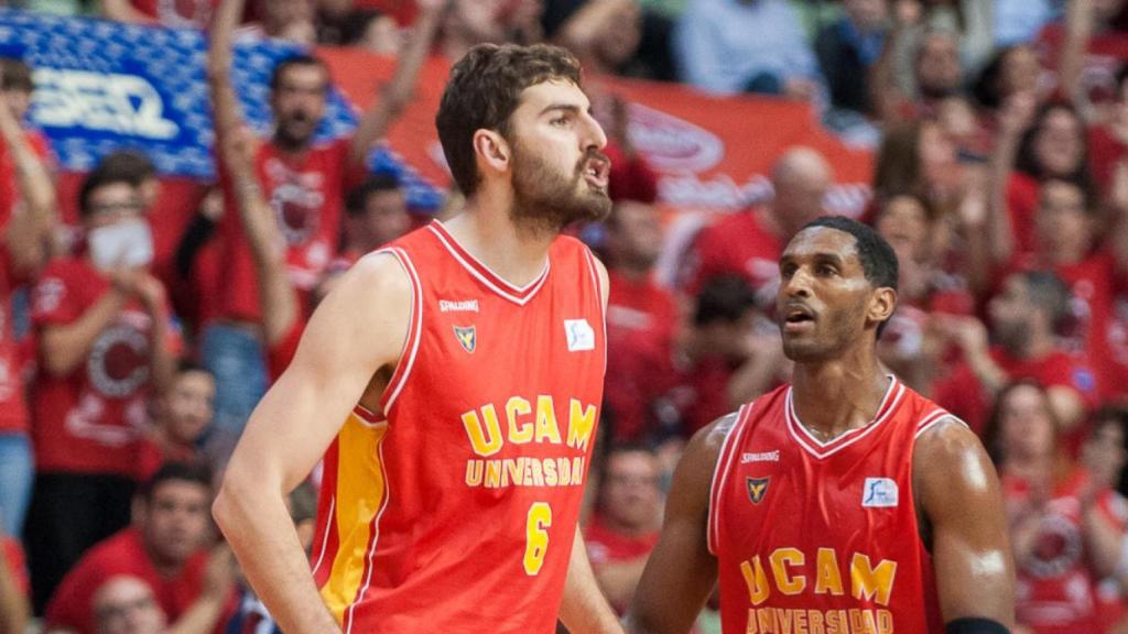 Antelo, en una imagen de archivo compartida por el UCAM, celebrando sus 100 partidos en 2016.