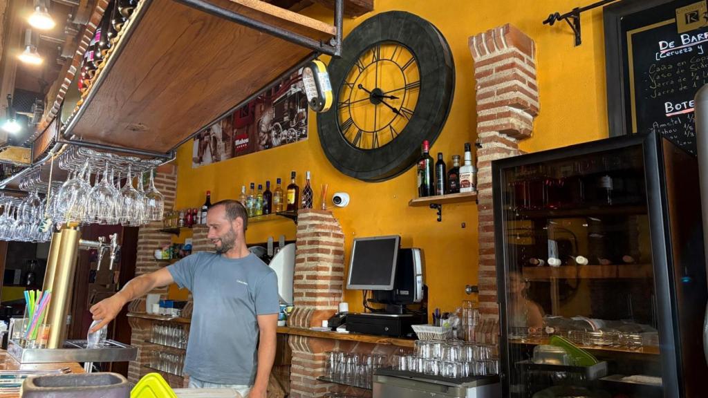 Iván en su cervecería