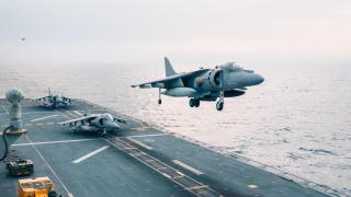 Harrier operando desde la cubierta del Juan Carlos I
