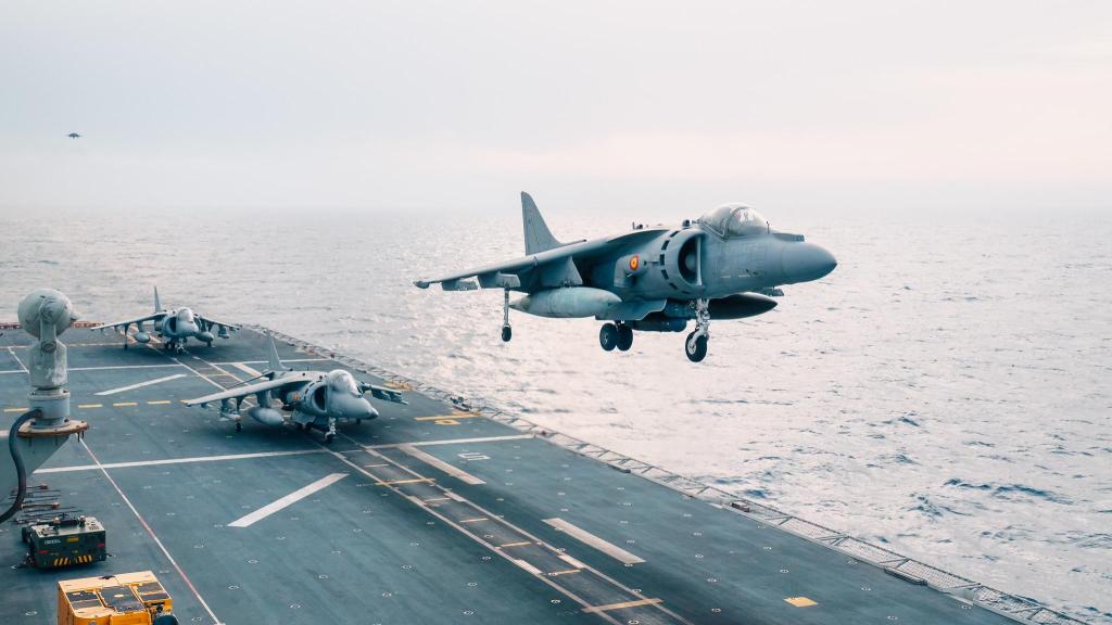 Harrier operando desde la cubierta del Juan Carlos I
