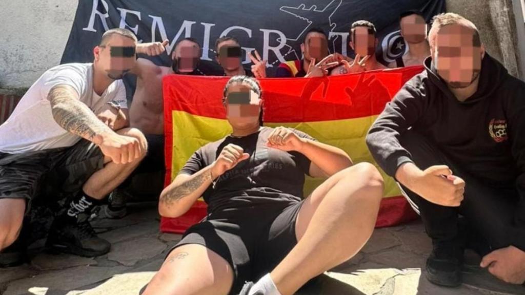 'Deport Them Now', el grupo que impulsa la 'caza' y expulsión de inmigrantes de Europa desde Mataró, donde ha caído su líder