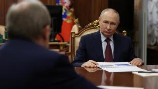 El presidente ruso, Vladímir Putin, asiste a una reunión con el presidente de la Academia de Ciencias de Rusia, Gennady Krasnikov, en Moscú, el 15 de julio de 2025.