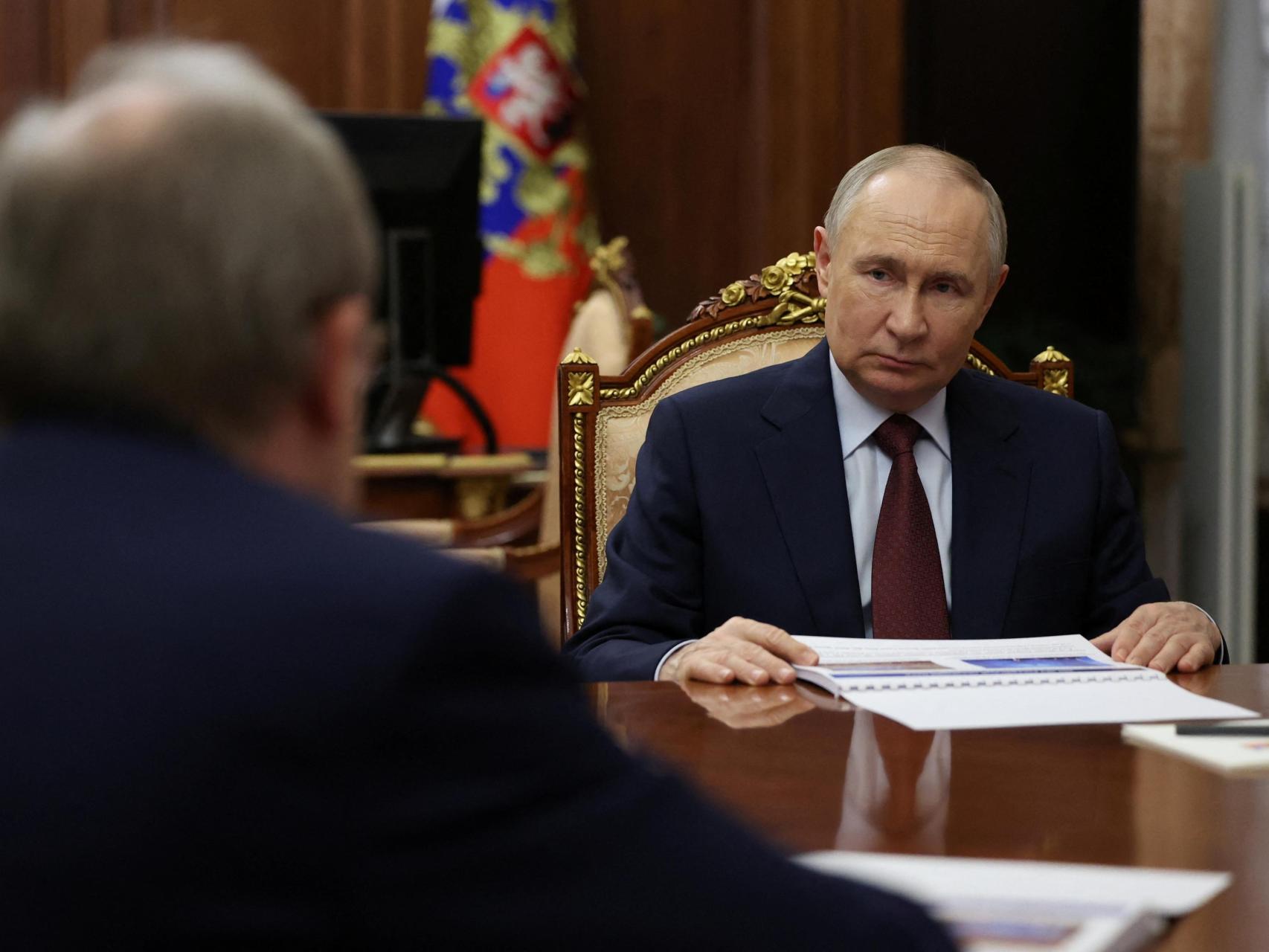 El presidente ruso, Vladímir Putin, asiste a una reunión con el presidente de la Academia de Ciencias de Rusia, Gennady Krasnikov, en Moscú, el 15 de julio de 2025.