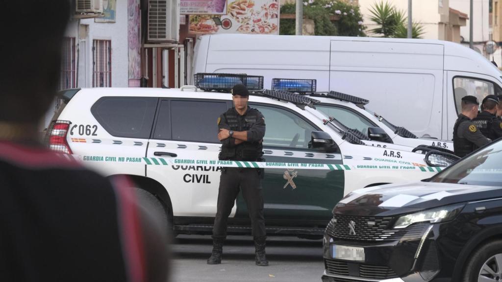La Guardia Civil de Murcia y la policía local montan guardia en el acceso al barrio de San Antonio, en Torre Pacheco.