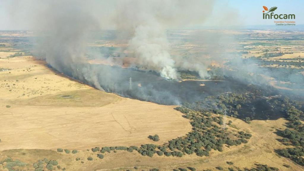 Imagen del incendio declarado en Calera y Chozas.