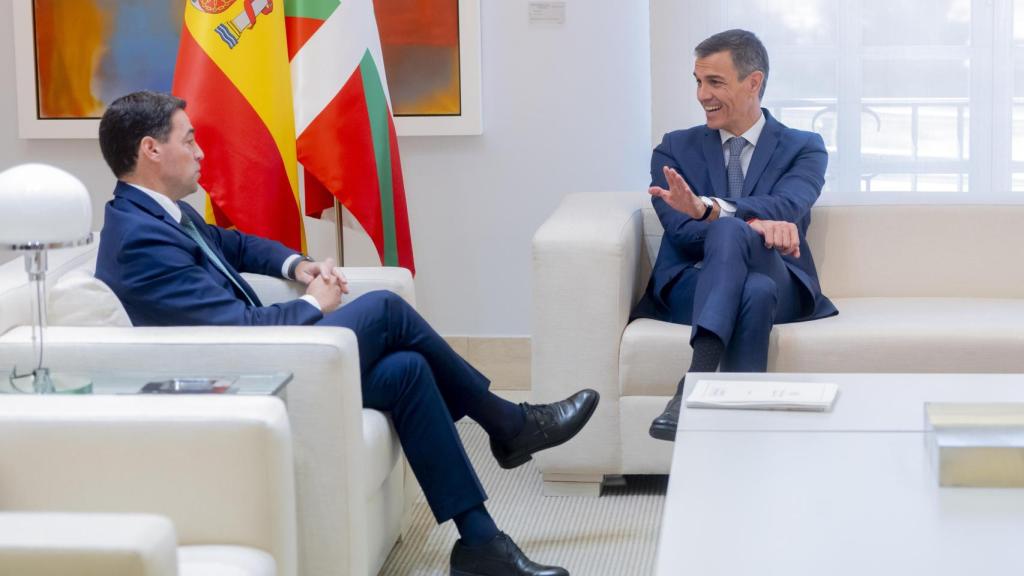 El lehendakari, Imanol Pradales, y el presidente del Gobierno, Pedro Sánchez, este martes en Moncloa