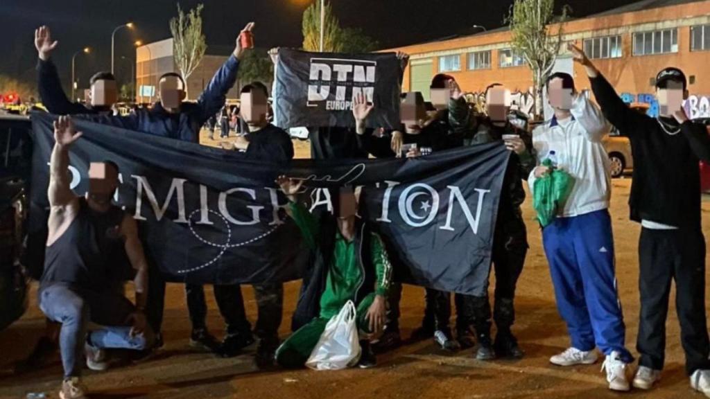 Integrantes de Deport Them Now en sus redes sociales.