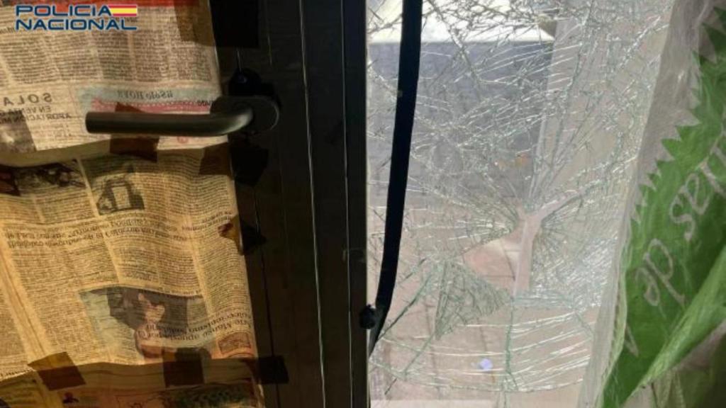 La puerta destrozada del portal en el que entró el encapuchado