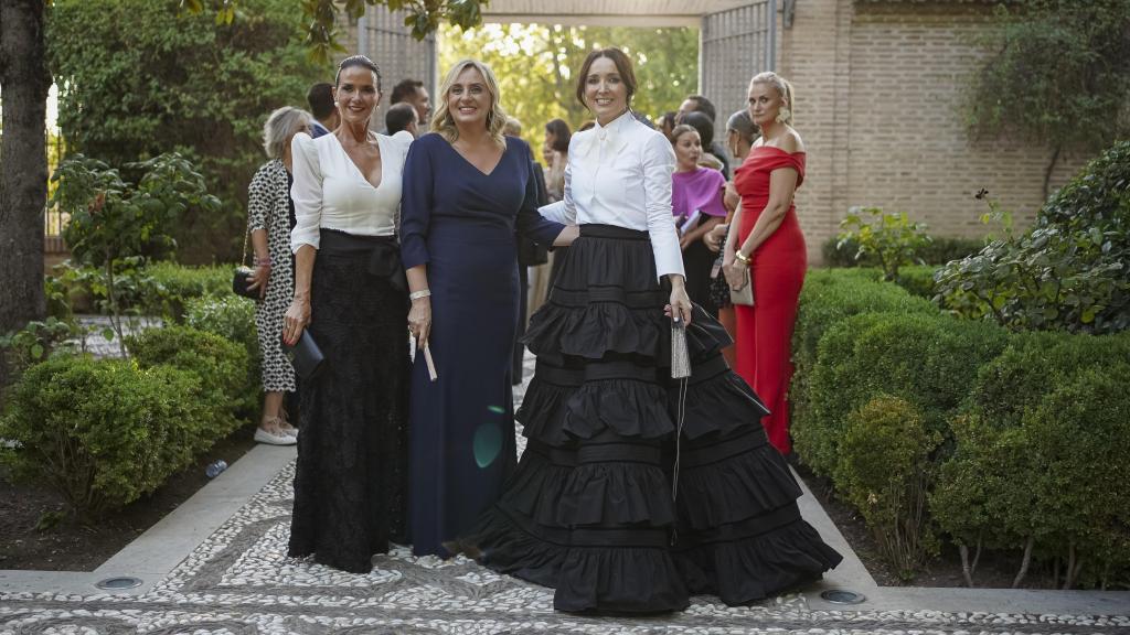Carmen Salamero, Directora de RRHH LOEWE Perfumes y LVMH Beauty Iberia, Marifrán Carazo, alcaldesa de Granada, y Cruz Sánchez de Lara, vicepresidenta ejecutiva de EL ESPAÑOL.