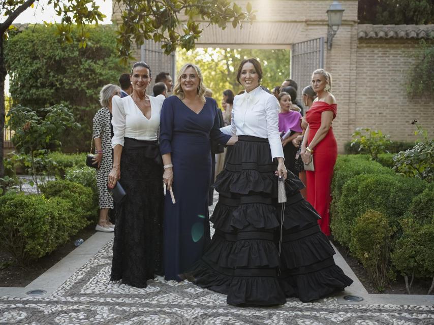 Carmen Salamero, directora de RRHH de Loewe Perfumes y de LVMH Beauty Iberia; Marifrán Carazo, alcaldesa de Granada; y Cruz Sánchez de Lara, vicepresidenta ejecutiva de EL ESPAÑOL.