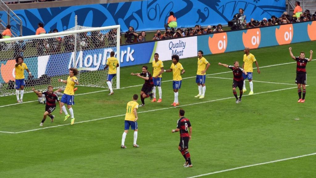 Los jugadores de Brasil, durante el partido contra Alemania del Mundial 2014.