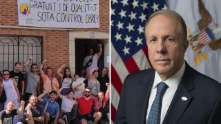 Protestas del Sindicat de Barri de Carolines y Steve Feinberg, subsecretario de Defensa de Estados Unidos, en su retrato oficial.