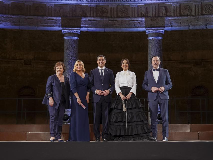 Enriqueta Chicano, presidenta del Tribunal de Cuentas; Marifrán Carazo, alcaldesa de Granada; Juanma Moreno Bonilla, presidente de la Junta de Andalucía; Cruz Sánchez de Lara, vicepresidenta ejecutiva de EL ESPAÑOL; y Pedro J. Ramírez, director de EL ESPAÑOL.