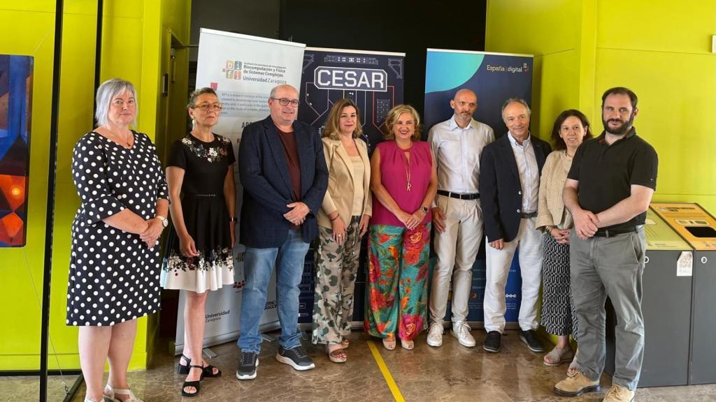 Rosa Bolea junto con otros responsables institucionales este martes en la visita al CESAR.