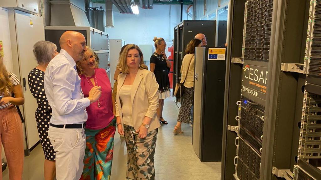 Responsables institucionales visitan el Centro de Supercomputación de Aragón.