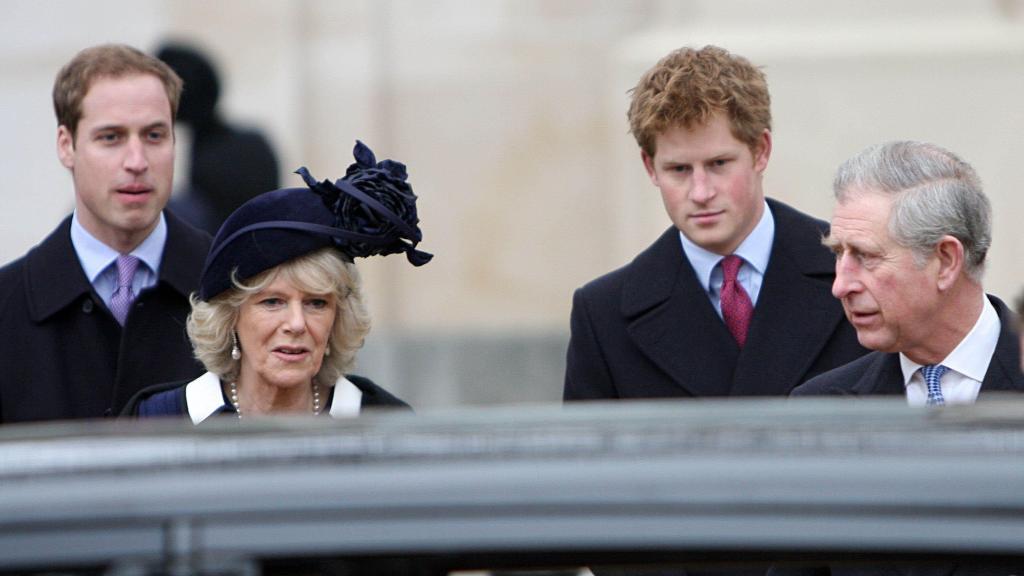 El príncipe Harry junto a su hermano, su padre y la reina Camila.