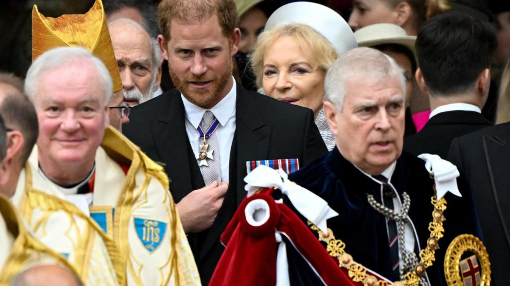 El príncipe Harry en la coronación de su padre, Carlos III.