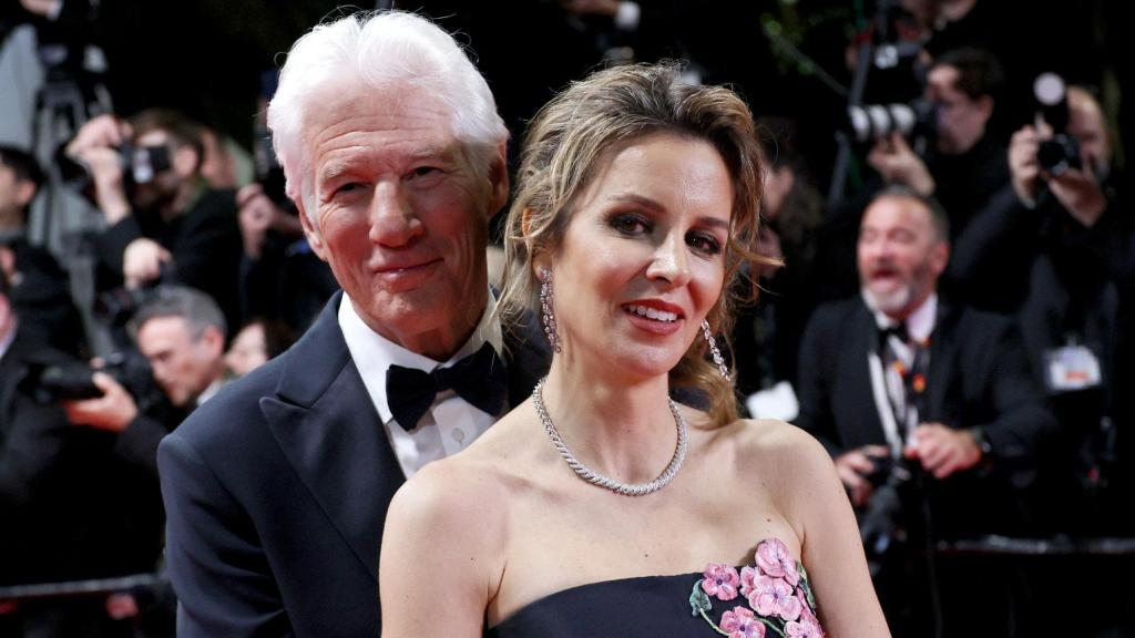 Richard Gere y Alejandra Silva en el Festival de Cannes de 2024.