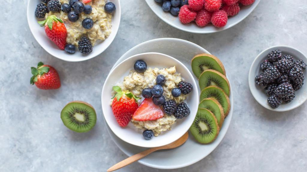 Porridge de avena con fruta.