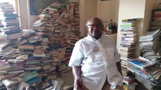 Donato Ndongo, este martes, en su casa de Espinardo de la que será desahuciado el próximo 23 de julio, rodeado de su colección de 6.000 libros.
