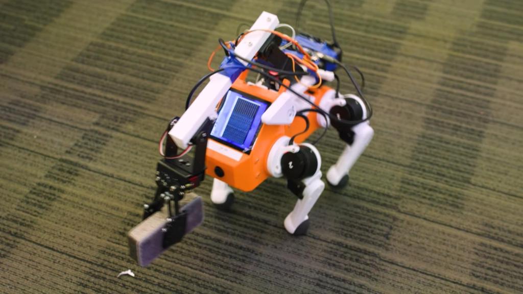 Pupper, el perro robot 'bombero' ideado por los jóvenes estudiantes.