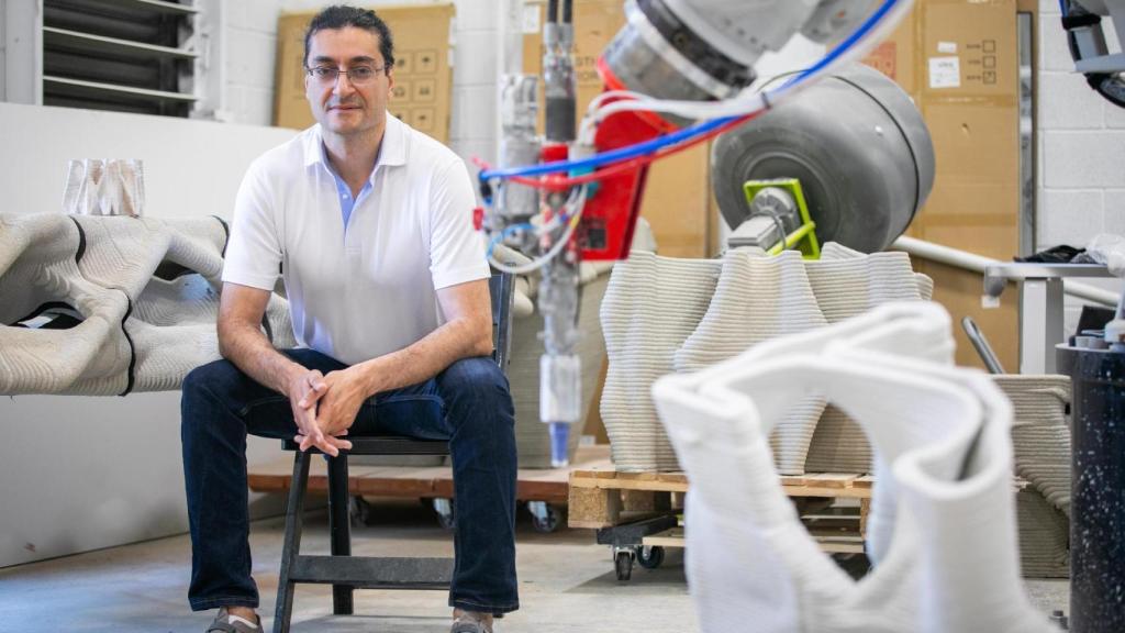 El profesor Masoud Akbarzadeh junto con varios bloques del hormigón.