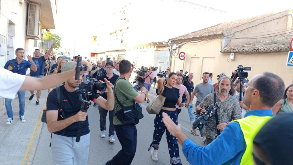 El periodista Jorge García Badía (d) trata de detener a la multitud que persigue a la reportera Esther Yáñez.