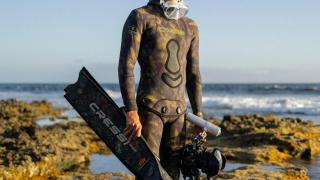 Felipe Ravina, documentalista y activista, justo antes de sumergirse en aguas de Tenerife, donde reside.