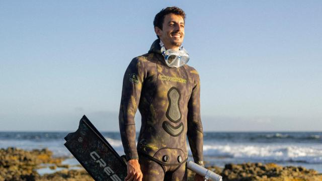 Felipe Ravina, documentalista y activista, justo antes de sumergirse en aguas de Tenerife, donde reside.