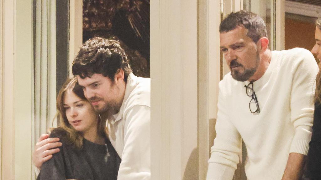 Antonio Banderas, con su hija Stella del Carmen Banderas y el novio de esta, Álex Gruszynski, en la Semana Santa de Málaga en 2024.