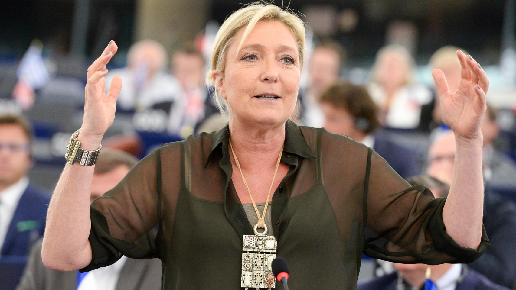 La presidenta de Agrupación Nacional, Marine Le Pen, durante una intervención en la Eurocámara