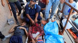 Palestinos muertos este miércoles mientras recogían alimentos en un centro de distribución de ayuda en Gaza.