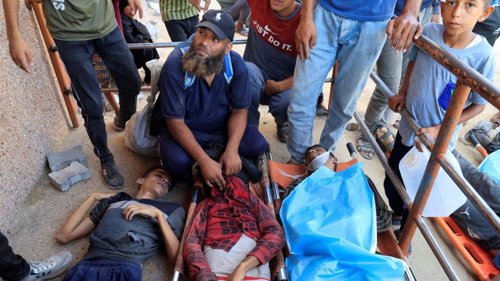 Palestinos muertos este miércoles mientras recogían alimentos en un centro de distribución de ayuda en Gaza.