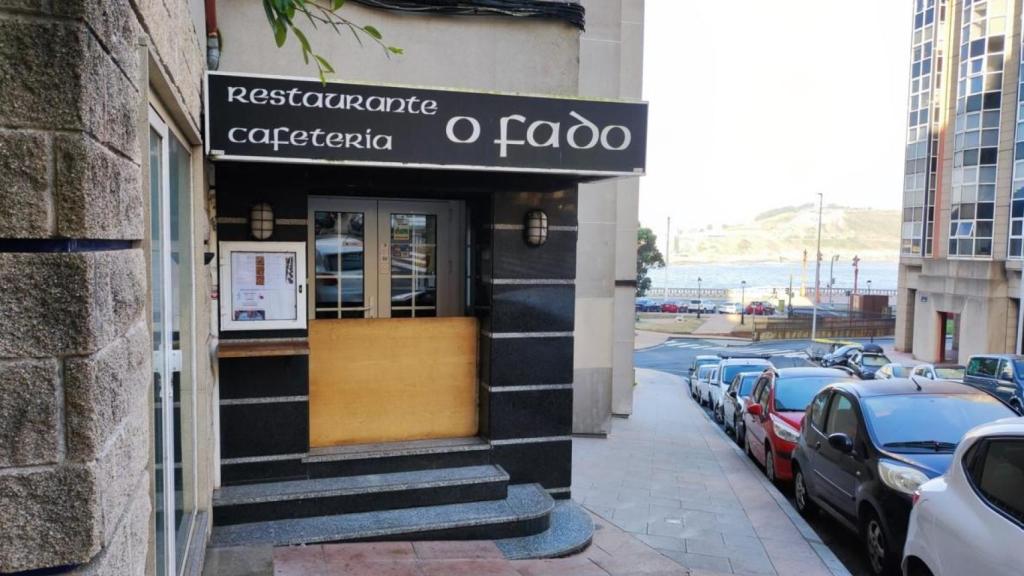 Acceso al restaurante O Fado, con el Paseo Marítimo al fondo.