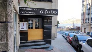 Acceso al restaurante O Fado, con el Paseo Marítimo al fondo.