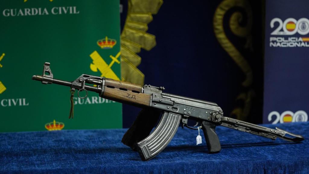 Un arma de guerra intervenida durante una operación.