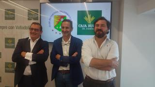 El director de Comunicación y Relaciones Institucionales de Caja Rural de Zamora, Narciso Prieto, el nuevo presidente del Aula Valladolid, José Ignacio Hernández, y el director general de Cavidel, Mario Villa, durante la presentación de este miércoles