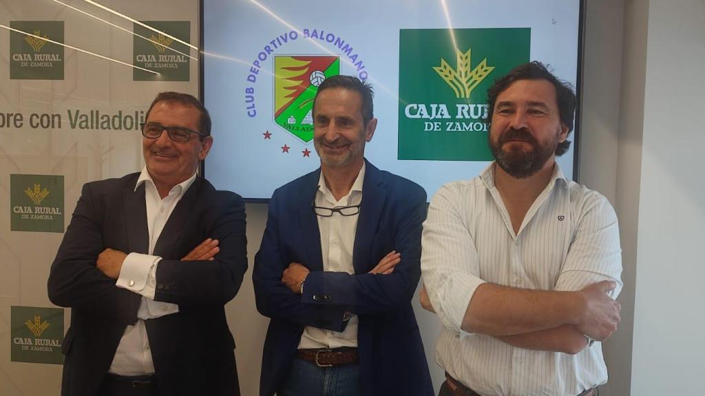 El director de Comunicación y Relaciones Institucionales de Caja Rural de Zamora, Narciso Prieto, el nuevo presidente del Aula Valladolid, Juan Ignacio Hernández, y el director general de Cavidel, Mario Villa, durante la presentación de este miércoles