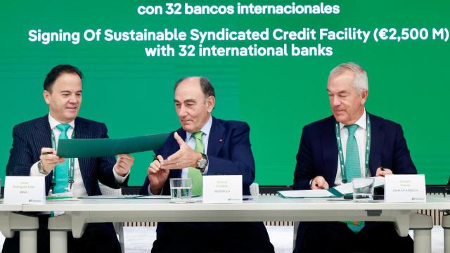 El presidente ejecutivo del Grupo Iberdrola, Ignacio Sánchez Galán, firma la línea de crédito por 2.500 millones con 32 bancos internacionales
