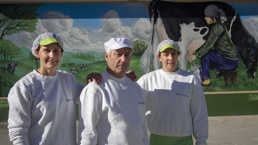 Crisanto Cuba con sus hijas.