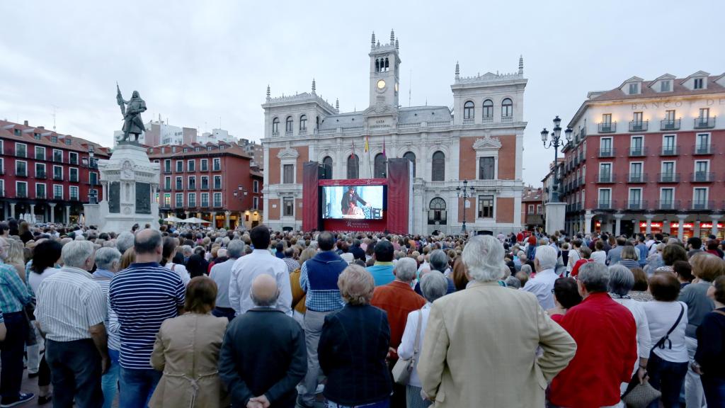 Retransmisión de una ópera en la Plaza Mayor de Valladolid