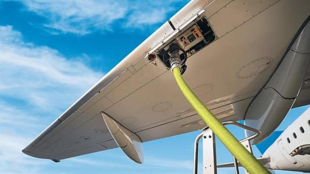 Un avión repostando combustible.