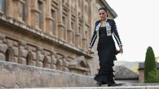 Bailaora flamenca frente al Palacio de Carlos V.