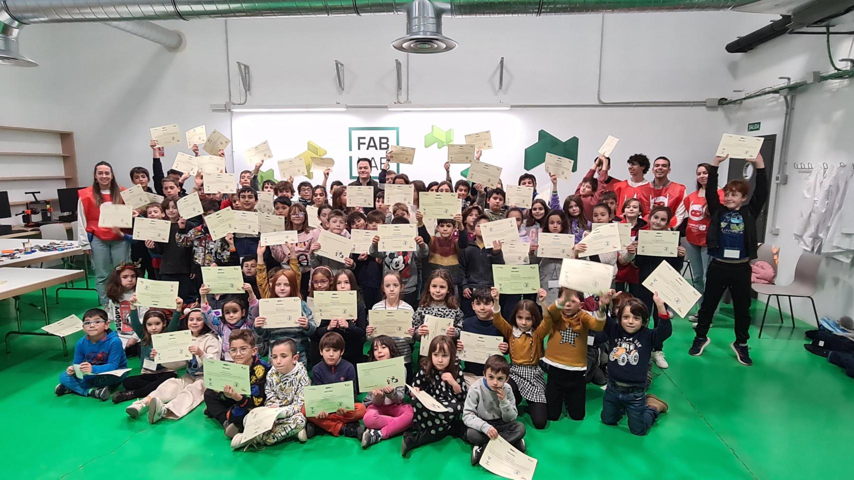 Escolares acompañados por el concejal de Promoción Económica y Juventud, Pedro Martínez en la pasada edición de los campamentos Salamanca Tech.
