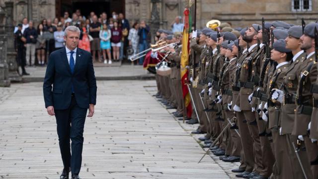 El presidente de la Xunta de Galicia, Alfonso Rueda, a su llegada a la tradicional ofrenda al Apóstol, a 25 de julio de 2023.