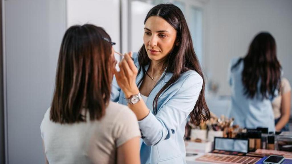 Maquilladora con su cliente.