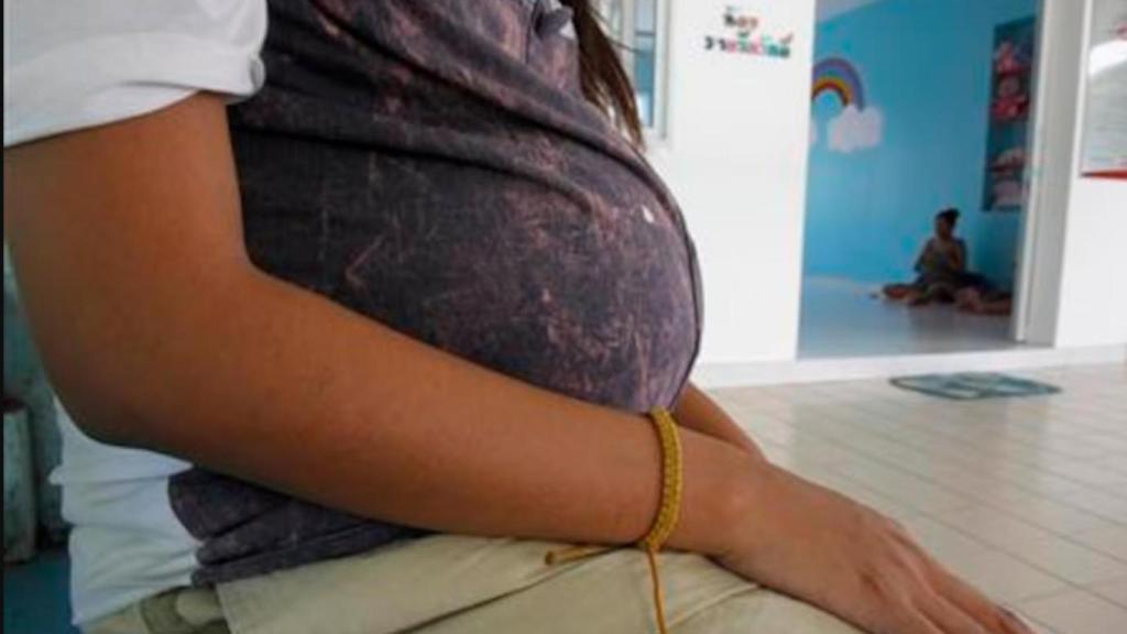 Una joven embarazada.